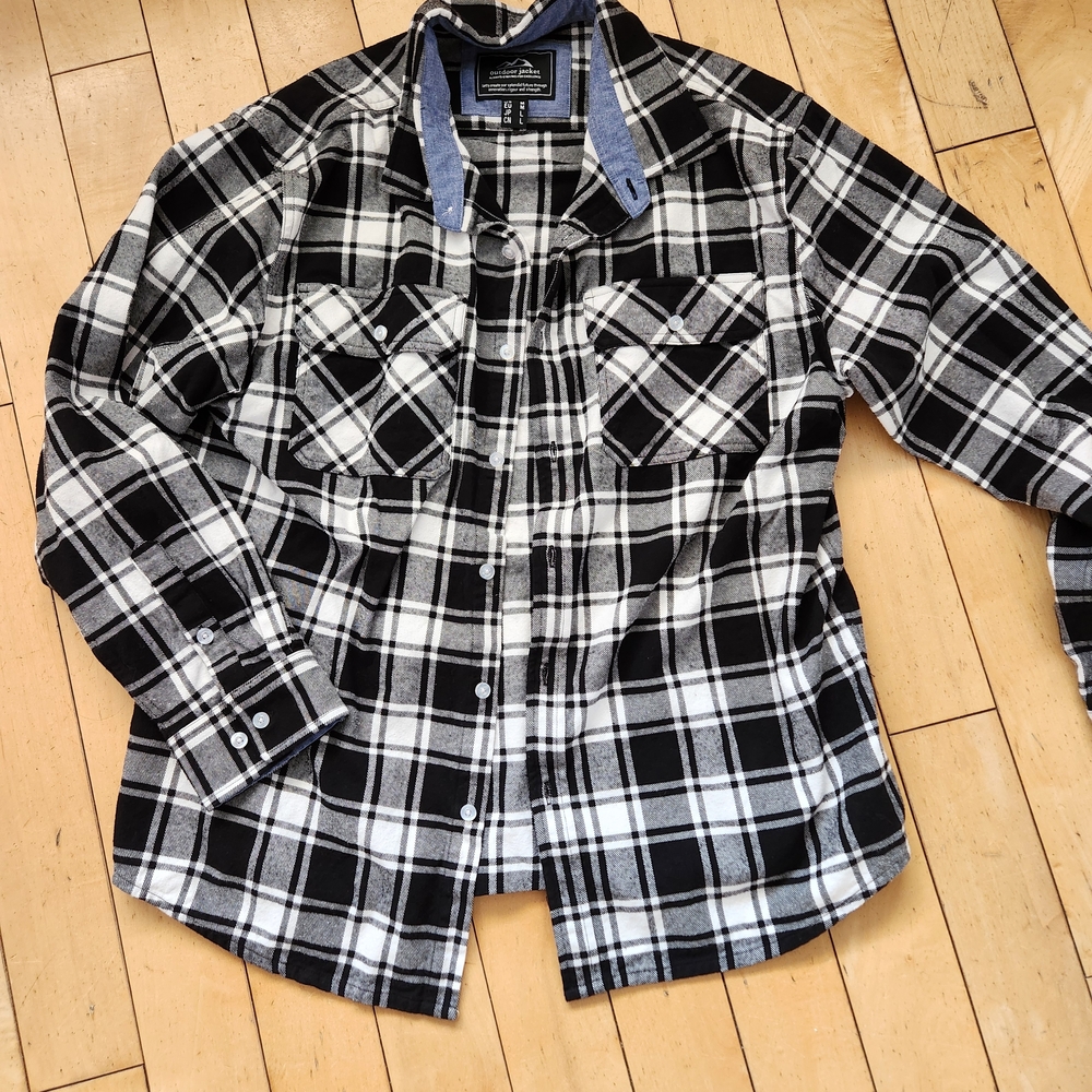 American Eagle Outfitters Black and White Plaid Shirt
